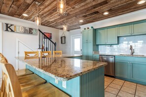 Kylskåp, mikrovågsugn, ugn och spishäll