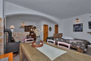 3 bedrooms, iron/ironing board, free WiFi, bed sheets