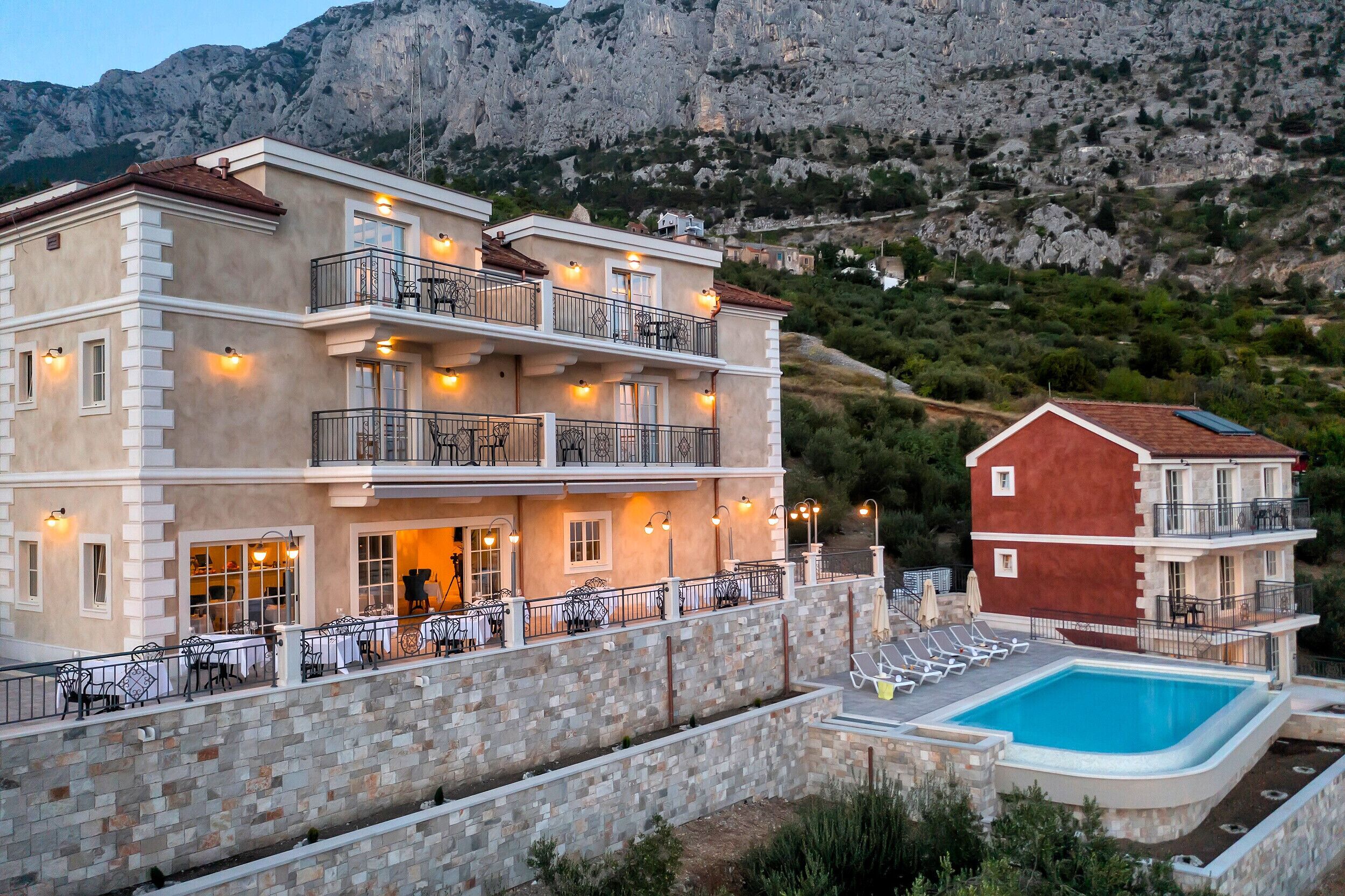 Un hôtel à plusieurs étages doté d’une terrasse et d’une piscine.