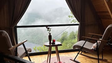 Casa na árvore, vista para a montanha | 1 quarto, quartos à prova de som, Wi-Fi de cortesia