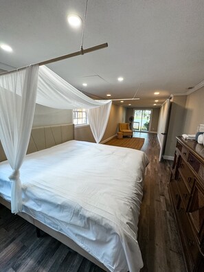 5 bedrooms, WiFi, bed sheets - Unique Spanish Style Lakefront Home!  Kayaks and Paddle Boat! (Keystone Heights)