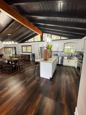 Frigorífico, microondas, horno y placa de cocina