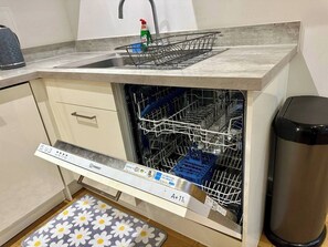 Geladeira, micro-ondas, fogão, lava-louças