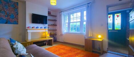 Fernseher, DVD-Player, Bücher