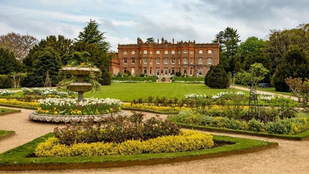 A large, historic building with a symmetrical facade, surrounded by well-manicured gardens and a central fountain. - Cute & Cosy Cottage | Chilterns - Pass the Keys (Princes Risborough)