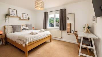 2 bedrooms, iron/ironing board, free WiFi, bed sheets