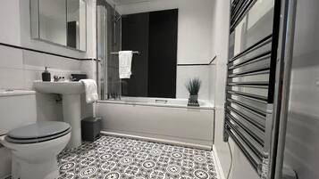 Apartment | Bathroom | Combined shower/bathtub, deep-soaking bathtub, towels