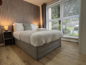 Apartment | 2 bedrooms, iron/ironing board, free WiFi, bed sheets - Modern Spacious Apartment in Private Grounds (Liverpool)