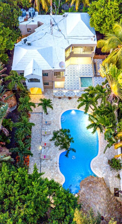 VIP - "Villa Infinito"Bani's Beachside Mansion!