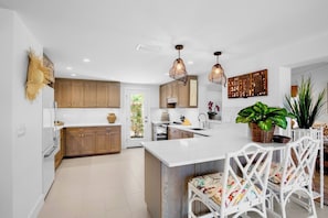 Fridge, microwave, oven, stovetop - Chic Longboat Key Retreat, Close to Beach and Dining! (Longboat Key)
