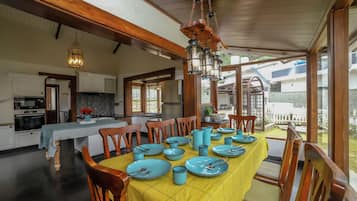 Villa de lujo, balcón, vistas a la montaña | Servicio de comidas en la habitación