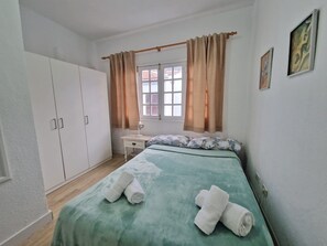 1 slaapkamer, een strijkplank/strijkijzer, gratis wifi, beddengoed