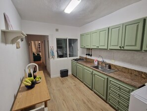 Køleskab, mikrobølgeovn, kaffe-/temaskine, elkedel