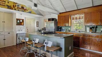 Een koelkast, een magnetron, een oven, een kookplaat