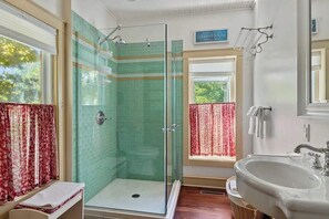 Een douche, een haardroger, shampoo
