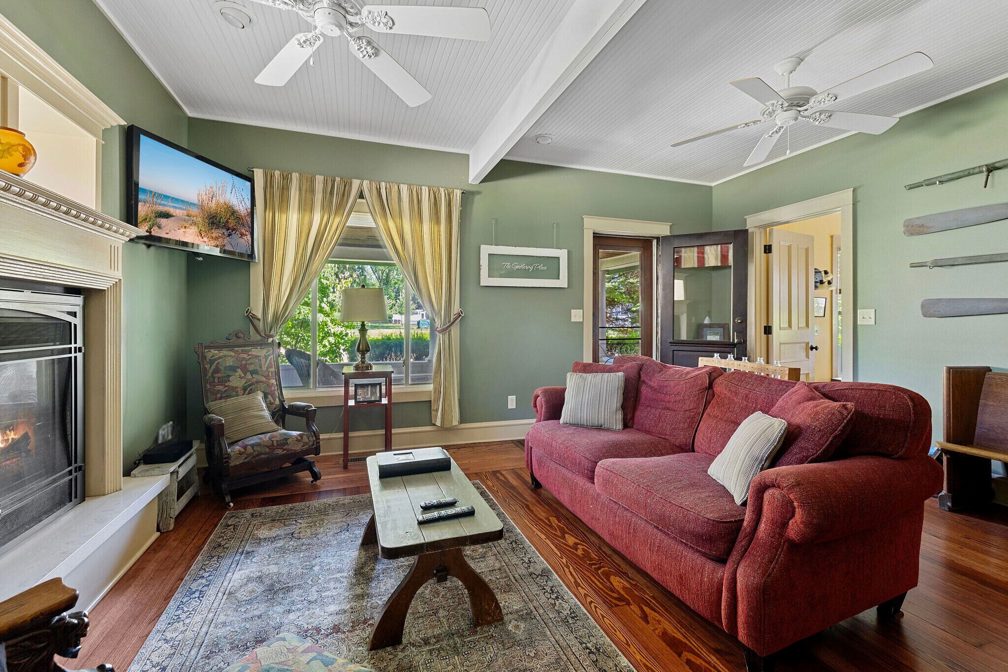 TV connectée, cheminée, livres