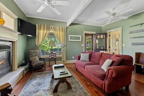 Smart-TV, Kamin, Bücher