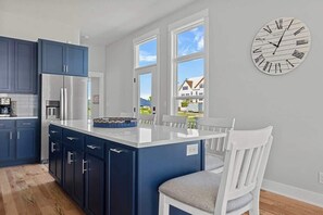 Fridge, microwave, oven, stovetop - Gorgeous Vacay Home w Marina View Near the Beach (Saint Joseph)