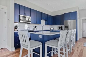 Fridge, microwave, oven, stovetop - Gorgeous Vacay Home w Marina View Near the Beach (Saint Joseph)