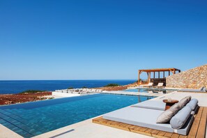 Una piscina al aire libre, una piscina climatizada