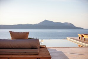 Una piscina al aire libre, una piscina climatizada