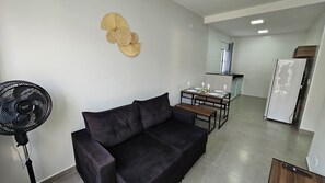 公寓, 2 間臥室, 廚房, 地面層 | 起居區 | 40-吋智慧型電視，提供數位頻道