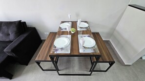 Căn hộ, 2 phòng ngủ, bếp, tầng trệt | Khu vực ăn uống tại phòng