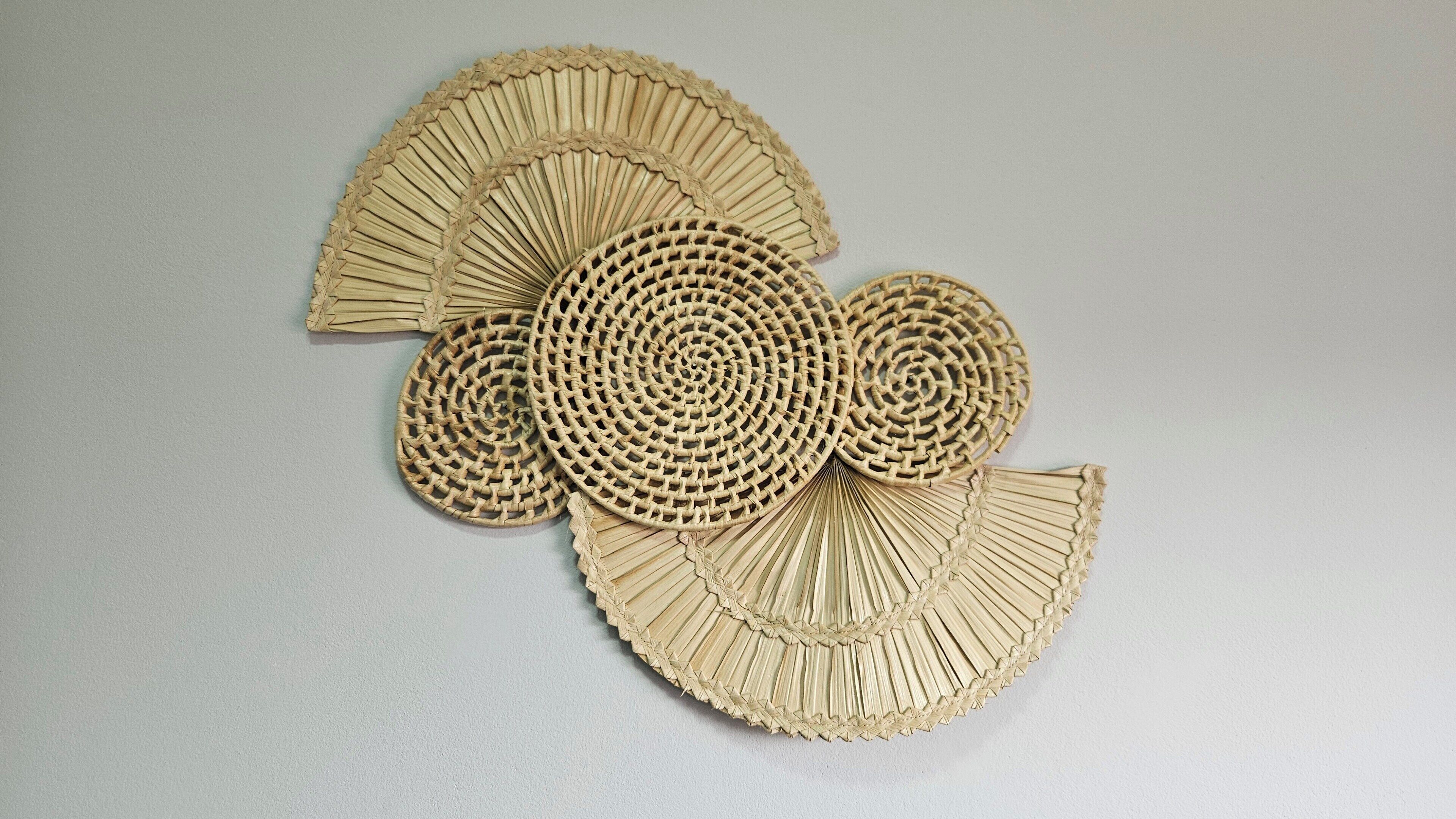 Un adorno de pared hecho con materiales tejidos.