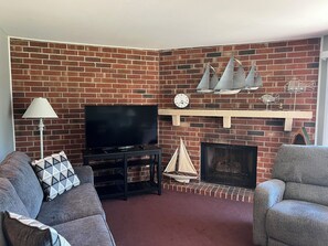 Smart TV, fireplace, books - Lakeside Fun~ walk to the pool and enjoy fabulous views of Lake Como! (Lake Geneva)
