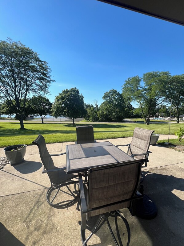 Outdoor dining - Lakeside Fun~ walk to the pool and enjoy fabulous views of Lake Como! (Lake Geneva)