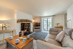 TV, fireplace
