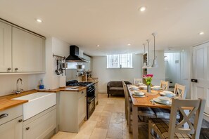 Microwave, oven, dishwasher, cookware/dishes/utensils