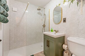 Secador de cabelo, toalhas de banho