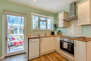 Microwave, oven, dishwasher, high chair - 3 Bed in Braunton (oc-b29581) (Braunton)