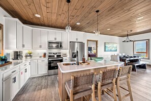 Fridge, microwave, oven, stovetop - *Luxurious 3BD Cabin w/ VIEWS! Hot Tub + Fire Pit* (Gatlinburg)