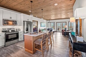 Fridge, microwave, oven, stovetop - *Luxurious 3BD Cabin w/ VIEWS! Hot Tub + Fire Pit* (Gatlinburg)