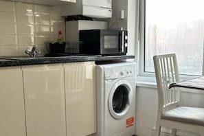 Réfrigérateur, four à micro-ondes, un four, surface de cuisson