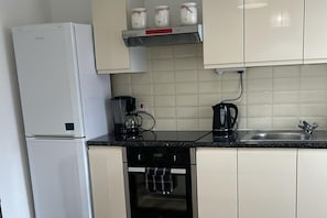 Réfrigérateur, four à micro-ondes, un four, surface de cuisson