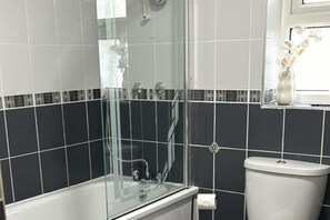 Shower, hair dryer, towels - 1 Bedroom Apartment - Central, Free Parking (London)