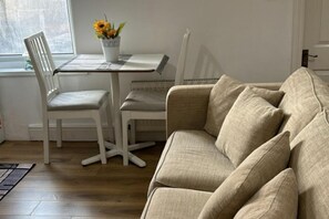 Living area - 1 Bedroom Apartment - Central, Free Parking (London)