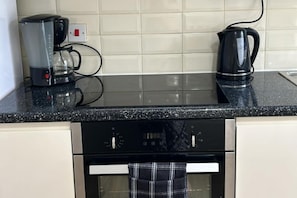 Geladeira, micro-ondas, fogão, cooktop