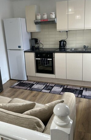 Apartment | Eigene Küche | Kühlschrank, Mikrowelle, Ofen, Herdplatte
