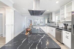 Microwave, oven, stovetop, dishwasher - The Pear House (Myrtle Beach)