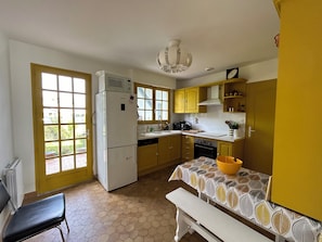 Refrigerador, microondas, horno, placa de cocina