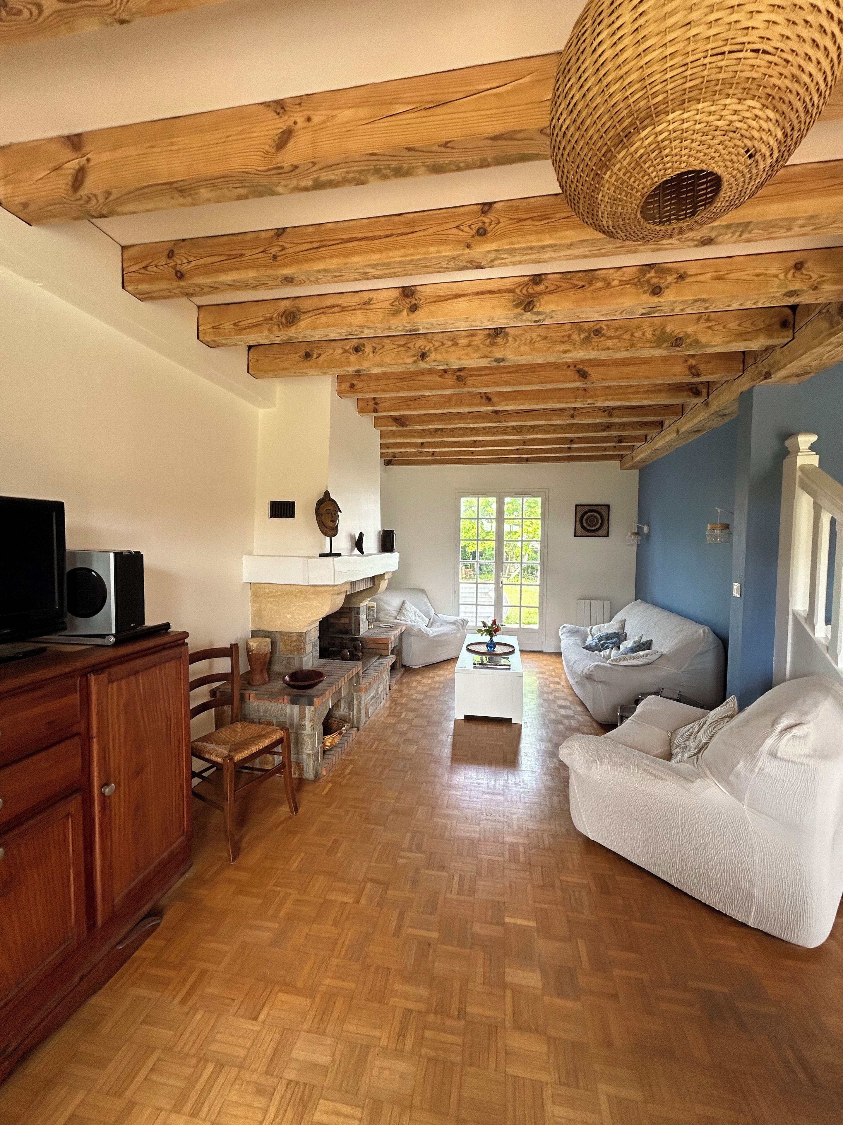 TV connectée, cheminée, livres, chaîne hi-fi