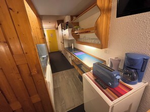 Een microgolfoven, een oven, een kookplaat, een vaatwasser