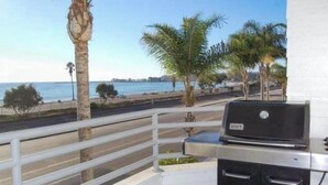 A balcony with a grill overlooking a beach and the sea. - Dana Point Beach front condo with balcony (Dana Point)