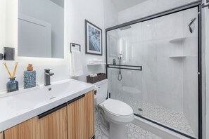 Shower, hair dryer, towels, soap - 2 bed / 2bath, 2 blocks from beach & boardwalk with Pool and Full Linen Service! (Ocean City)