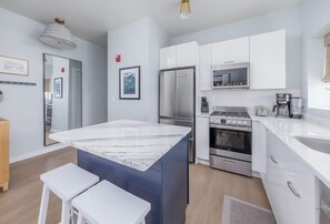 Frigorífico, microondas, horno y placa de cocina