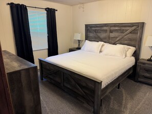 4 Schlafzimmer, Schreibtisch, Bügeleisen/Bügelbrett, WLAN